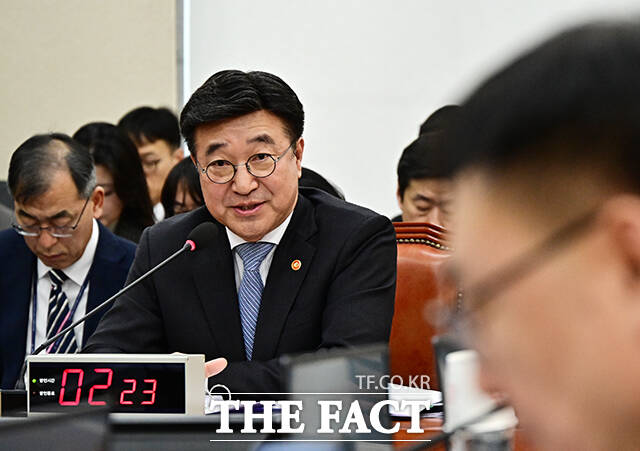 윤호중 행정안전부 장관이 10일 오전 서울 여의도 국회에서 열린 행정안전위원회 전체회의에 출석해 중대범죄수사청 관련 질의에 답변을 하고 있다./ 국회=배정한 기자