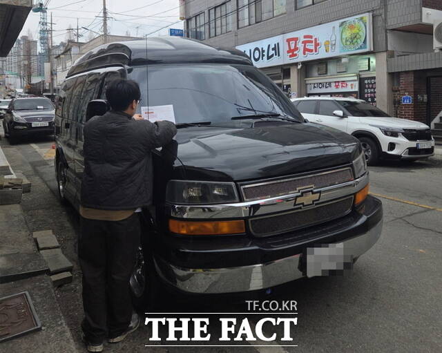 천안시 공무원들이 10일 새벽 아파트와 빌라 밀집 지역을 중심으로 체납 차량 일제 단속을 실시하고 있다. /천안시