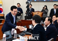  야당 의원들과 인사하는 신정훈 행안위원장 [포토]