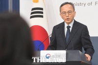  중동 사태 관련 질문에 답하는 박일 외교부 대변인 [포토]