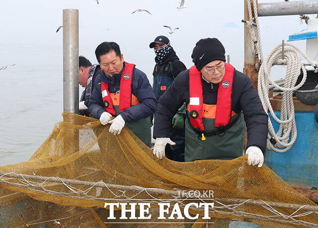 정청래 더불어민주당 대표(왼쪽)와 인천시장 후보로 단수 공천된 박찬대 의원이 11일 오후 인천 강화군 서검도 앞바다 조업한계선 근처 괴리어장에서 새우잡이 조업 체험을 하고 있다. /강화군=배정한 기자