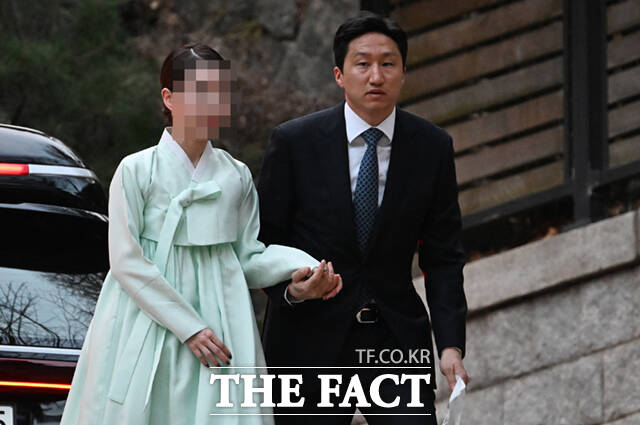 고 정주영 현대그룹 명예회장의 22주기를 맞아 범현대가(家)가 20일 오후 서울 종로구 정 명예회장의 옛 청운동 자택에 모인 가운데 정기선 HD사장과 부인 정현선 씨가 발길을 옮기고 있다. /박헌우 기자