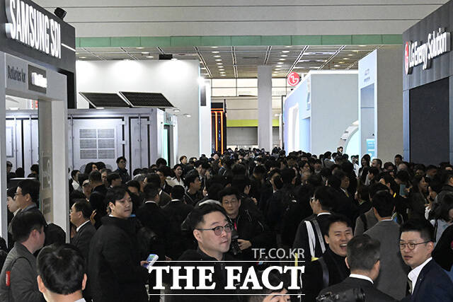 인터배터리 2026이 11일 오전 서울 강남구 코엑스에서 개막한 가운데 전시회를 찾은 방문객들로 행사장이 붐비고 있다. /송호영 기자