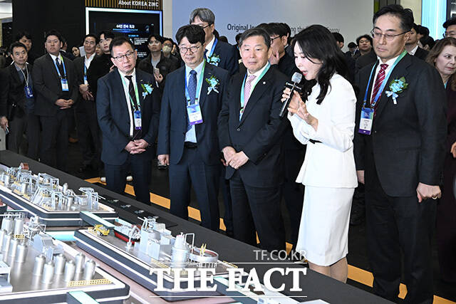 엄기천 협회장과 이철규 위원장이 고려아연 부스를 살펴보고 있다.