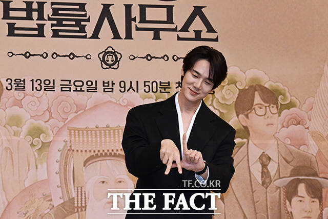 유연석이 손가락으로 포즈를 만들고 있다.