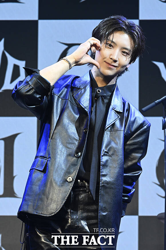 포즈 취하는 그룹 보이드 멤버 케빈박.