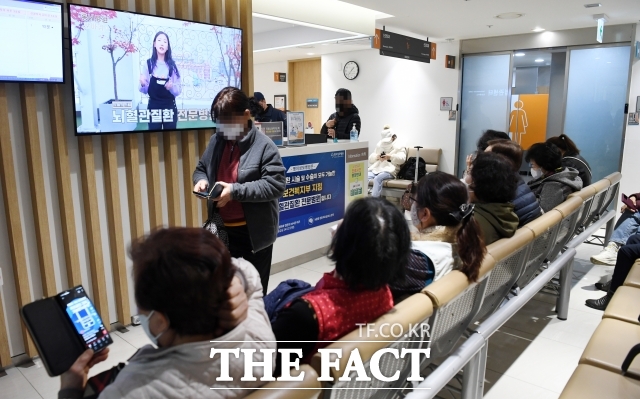 11일 국회 보건복지위원회도 제1법안심사소위원회를 열어 더불어민주당 장종태 의원이 대표발의한 약사법 개정안과 의료법 개정안을 심의하고 있다. 해당 법안들은 의약품 수급불안정 상황에 대응하기 위해 품절 등 수급이 불안한 의약품은 처방전에 의약품 명칭 대신 성분명을 기재하도록 하고, 정부가 생산·수입 명령을 할 수 있도록 법적 근거를 마련하는 것이다. 정사진은 2024년 3월 11일 오후 서울 영등포구의 한 종합병원에 환자들. /임영무 기자