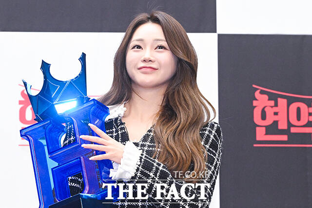 가수 홍지윤이 11일 오전 서울 마포구 상암동 스탠포드호텔에서 열린 MBN 서바이벌 예능 ‘현역가왕3’ 기자간담회에 참석해 트로피를 들고 포즈를 취하고 있다. /서예원 기자