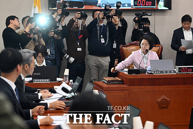 추미애 국회 법제사법위원장이 11일 오후 서울 여의도 국회에서 열린 법제사법위원회 전체회의에서 의사봉을 두드리며 회의를 주재하고 있다. /국회=남용희 기자