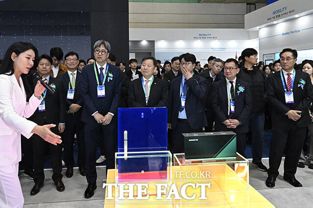 최익규 삼성SDI 부사장과 이철규 산자위원장, 엄기천 협회장이 삼성SDI의 제품을 살펴보고 있다.