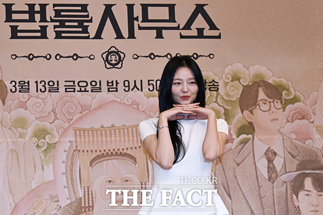 이솜이 새로운 포즈를 취하고 있다.