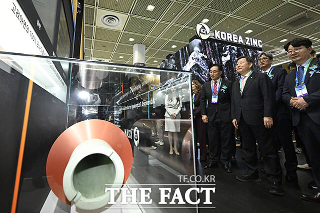 엄기천 협회장과 이철규 위원장이 고려아연 부스에서 제품을 살펴보고 있다.