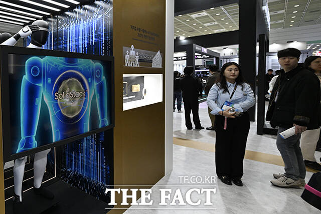 인터배터리 2026이 11일 오전 서울 강남구 코엑스에서 개막한 가운데 한 방문객이 삼성SDI 부스의 전고체 배터리가 사용된 로봇을 살펴보고 있다. /송호영 기자