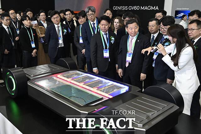 이철규 국회 산업통상자원중소벤처기업위원회(산자위) 위원장과 엄기천 한국배터리산업협회장(포스코퓨처엠 사장) 등이 11일 오전 서울 강남구 코엑스에서 개최된 인터배터리 2026에 참석해 SK on 부스를 살펴보고 있다. /송호영 기자