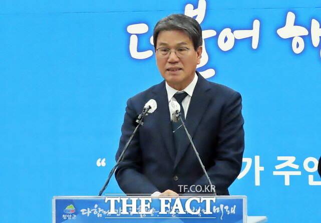 김곤돈 청양군수가 11일 군청 대회의실에서 언론 브리핑을 통해 인구 3만 명을 회복했다고 밝히고 있다. /김형중 기자