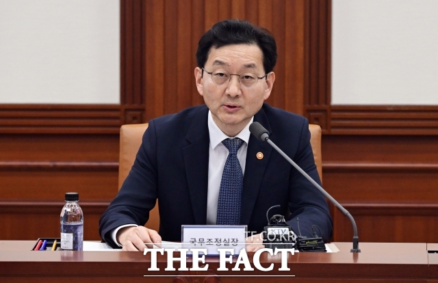 검찰개혁추진단장을 맡고 있는 윤창렬 국무조정실장은 11일 보완수사권 폐지 문제와 관련해 어느 한쪽의 입장이나 주장에 치우치기 보다는 사회적 공론화 과정이 필요하다고 밝혔다. /임영무 기자