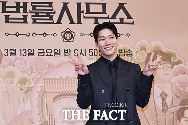 배우 김경남이 11일 오후 서울 양천구 목동 SBS에서 열린 SBS 새 금토드라마 신이랑 법률사무소 제작발표회에 참석해 포즈를 취하고 있다. /송호영 기자