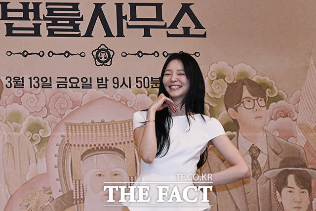 배우 이솜이 11일 오후 서울 양천구 목동 SBS에서 열린 SBS 새 금토드라마 신이랑 법률사무소 제작발표회에 참석해 포즈를 취하고 있다. /송호영 기자