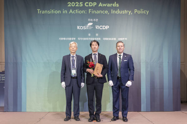 지난 10일 서울 중구 앰배서더 서울 풀만 호텔에서 열린 2025 CDP 코리아 어워드에서 김남욱 한화 ESG협의체 환경경영모듈장(가운데)과 장지인 CDP 한국위원회 위원장(왼쪽), 호세오르도네스 CDP 글로벌 APAC 총괄대표(오른쪽)가 기념촬영을 하고 있다. /한화