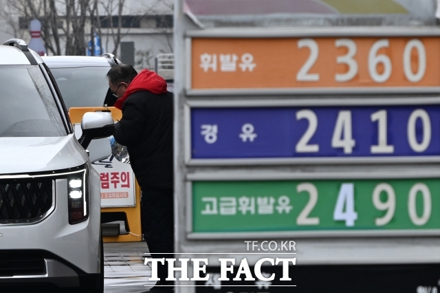 미국과 이스라엘의 이란 공습으로 국내 주유소의 유류가격이 가파르게 상승하고 있는 가운데 6일 오전 서울 영등포구의 한 주유소 안내판에 가격이 표시돼 있다. /송호영 기자