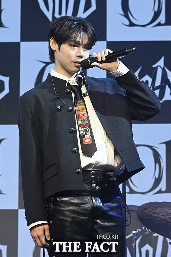 마이크와 함께 포즈 취하는 그룹 보이드 보컬 멤버 조주연.