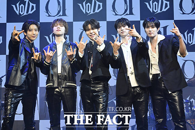 그룹 보이드가 11일 서울 종로구 SA Hall에서 열린 데뷔 쇼케이스에서 포토타임을 갖고 포즈를 취하고 있다. /김성렬 기자