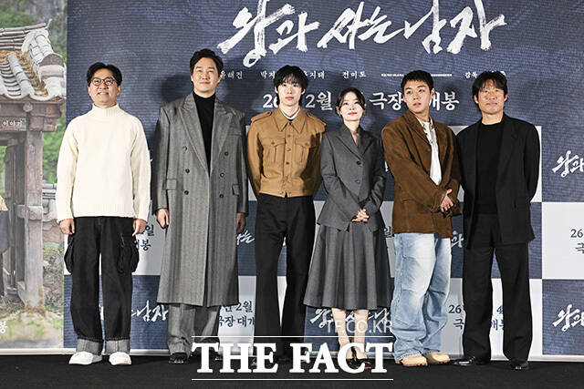 장항준 감독(왼쪽)의 영화 왕과 사는 남자의 제작사가 사칭 피해 사례가 발생하고 있다고 알리며 유사 사례로 인한 피해가 발생하지 않도록 각별한 주의를 부탁드린다고 전했다. /송호영 기자