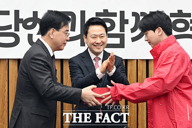 선거의 캐스팅보트인 2030 세대와 중도층의 표심을 공략하겠다는 전략이다. 사진은 송언석 국민의힘 원내대표(왼쪽)가 11일 오전 서울 여의도 국회에서 열린 지역발전 영입 인재 환영식에서 영입인재에게 선물을 전달하고 있는 모습. /남용희 기자