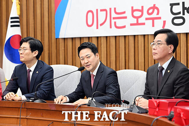 장동혁 국민의힘 대표(가운데)가 11일 오전 서울 여의도 국회에서 열린 지역발전 영입 인재 환영식에서 발언을 하고 있다. 장 대표는 이날 절윤 결의문에 대해 당대표로서 존중한다라고 밝혔다. /남용희 기자