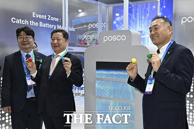 엄기천 협회장과 이철규 국회 산자위원장, 김원이 국회 산자위 민주당 간사(왼쪽부터)가 포스코 부스에서 기념사진을 촬영하고 있다.