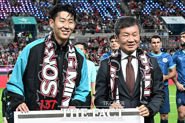 11일 정몽규 대한축구협회장은 서울 종로구 포니정재단빌딩에서 취임 1주년 기자간담회를 가졌다. 사진은 지난해 10월 14일 한국 남자 선수 A매치 최다 출전 달성에 성공한 손흥민(왼쪽)이 서울 마포구 서울월드컵경기장에서 열린 Legend Old & New – From Cha, To. Son 특별 행사에서 정몽규 대한축구협회장에게 기념 유니폼을 전달받은 뒤 기념촬영을 하는 모습. /서울 월드컵경기장=남용희 기자