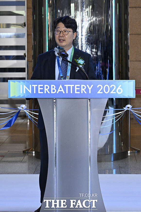 엄 협회장(포스코퓨처엠 사장)이 기념사를 하고 있다.