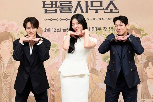 배우 유연석 이솜 김경남(왼쪽부터)이 호흡을 맞춘 신이랑 법률사무소는 오는 13일 오후 9시 50분 첫 방송한다. /SBS