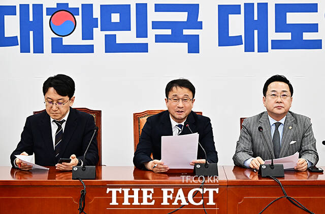 한병도 더불어민주당 원내대표가 방송인 김어준 씨의 유튜브 방송에서 제기된 이재명 대통령 공소 취소 거래설에 대해 공소취소는 거래 대상이 아니다라고 일축했다. 사진은 5일 국회에서 열린 윤석열 정권 조작기소 진상규명 및 공소취소를 위한 국정조사 추진위원회 전체회의에 참석한 한 원내대표(가운데). /배정한 기자