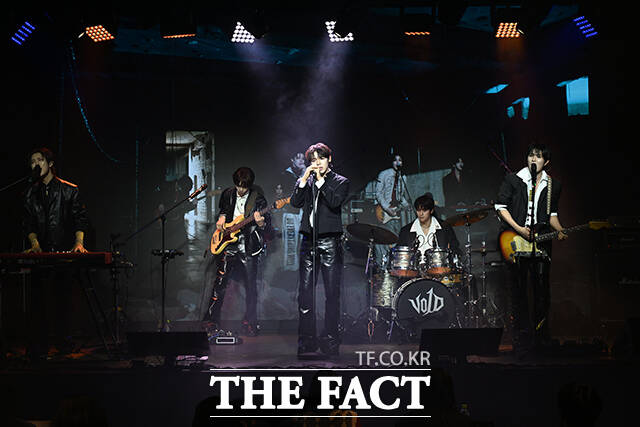 그룹 보이드가 11일 서울 종로구 SA Hall에서 열린 데뷔 쇼케이스에서 데뷔무대를 보이고 있다. /김성렬 기자