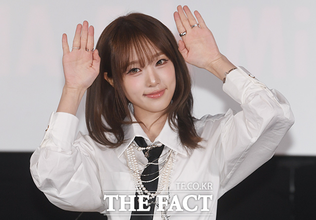 가수 최예나가 11일 오후 서울 강남구 CGV 압구정에서 열린 기자간담회에 참석해 신곡 캐치 캐치의 안무를 보여주고 있다. /박상민 기자