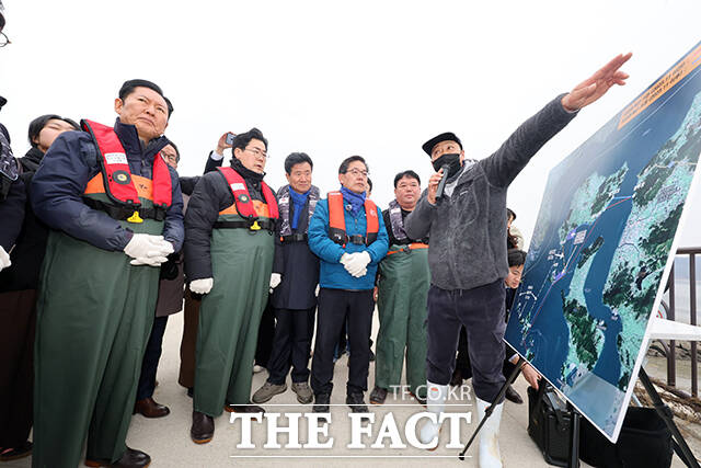 정청래 더불어민주당 대표(왼쪽)와 인천시장 후보로 단수 공천된 박찬대 의원(왼쪽 두번째)이 11일 오후 인천 강화군 교동면 죽산 포구에서 새우잡이 조업 체험을 하기 전 어업인에게 애로사항을 청취하고 있다. /배정한 기자