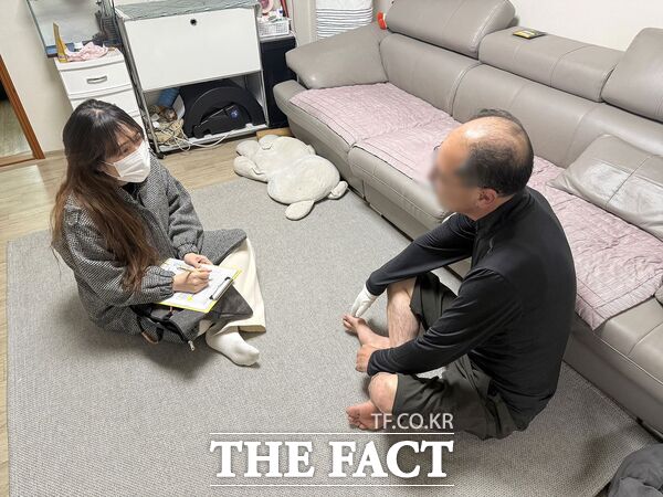 대전시 대덕구 동행정복지센터 담당자가 10일 지역 장애인 가정을 방문해 장애인 의료·돌봄 통합지원 시범사업 추진을 위해 의료·돌봄 서비스 수요 전수조사를 진행하고 있다. /대덕구