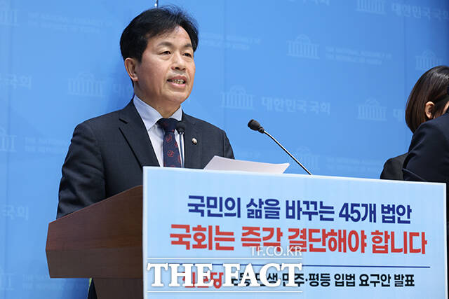 진보당 윤종오 원내대표가 11일 오후 서울 여의도 국회 소통관에서 기자회견을 열고 국민 삶 바꾸는 45개 입법 요구안을 발표하고 있다. /진보당