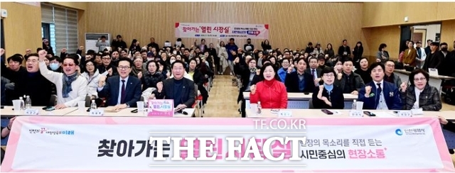 유정복 인천시장이 10일 연수구 송도5동행정복지센터에서 열린 찾아가는 열린 시장실에서 주민들과 기념 촬영을 하고 있다. /인천시