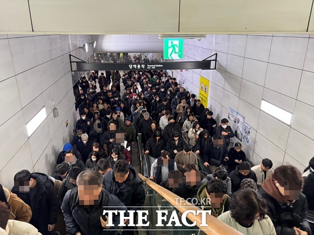 11일 오전 8시 김포골드라인 김포공항역 승강장은 출근 인파로 발디딜 틈이 없었다. /공미나 기자