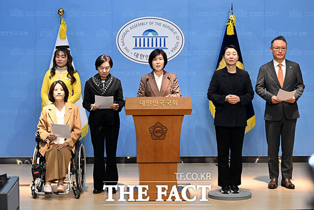 국회 보건복지위원회 야당 간사를 맡고 있는 김미애 국민의힘 의원(가운데)과 국민의힘 보건복지위원들이 11일 오후 서울 여의도 국회 소통관에서 기자회견을 열고 발언을 하고 있다. /국회=남용희 기자