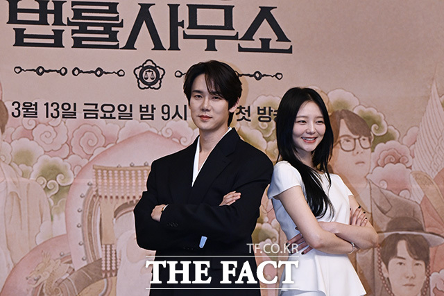 배우 유연석과 이솜이 11일 오후 서울 양천구 목동 SBS에서 열린 SBS 새 금토드라마 신이랑 법률사무소 제작발표회에 참석해 포즈를 취하고 있다. /송호영 기자