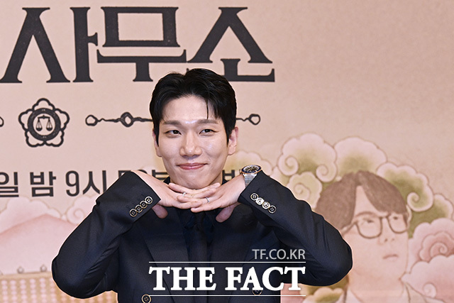 김경남이 꽃받침 포즈를 하고 있다.