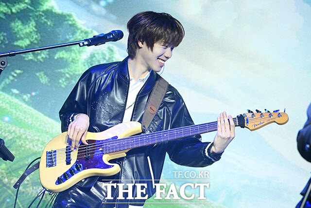 무대를 펼치며 환하게 웃는 그룹 보이드 신노스케.