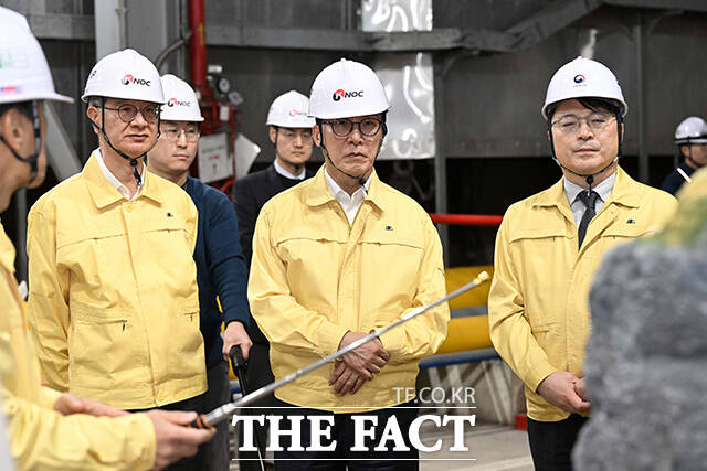 김민석 국무총리(가운데)가 중동 사태로 석유 가격 변동성이 커지고 있는 11일 오후 경기도 구리시 한국석유공사 구리지사를 방문해 지하저장공동 시설과 관련해 보고를 받고 있다. /청사사진기자단