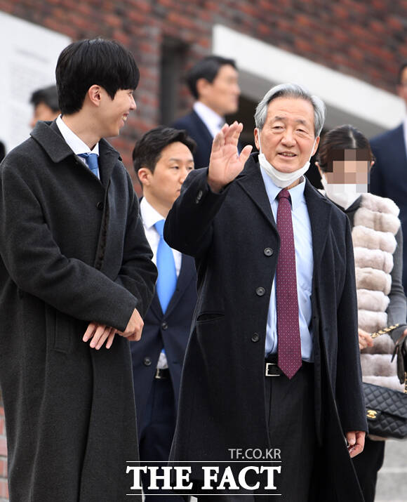 정몽준 아산재단 이사장이 11일 오후 서울 중구 정동제일교회에서 열린 정몽규 HDC그룹 회장의 장남 정준선 한국과학기술원(KAIST) 교수의 결혼식에 참석한 뒤 취재진을 향해 손을 흔들고 있다. /이새롬 기자
