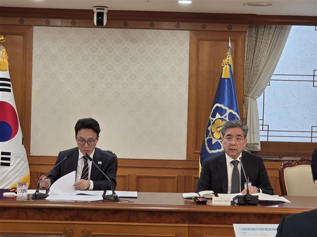 (왼쪽부터)김민석 국무총리와 장재훈 현대차그룹 부회장이 11일 서울 종로구 정부서울청사에서 열린 새만금·전북 대혁신TF 킥오프 회의에 참석하고 있다. /현대차그룹