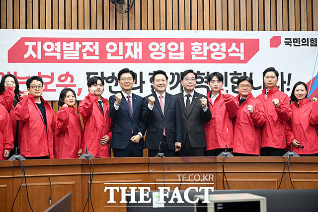 국민의힘이 6.3 지방선거를 겨냥해인재영입이라는 승부수를 띄웠다. 사진은 조정훈 인재영입위원장과 장동혁 국민의힘 대표, 송언석 원내대표(왼쪽 네 번째부터) 및 영입인재들이 11일 오전 서울 여의도 국회에서 열린 지역발전 영입 인재 환영식에서 기념촬영을 하고 있는 모습. /남용희 기자