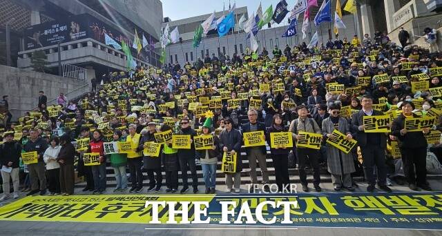 전국 335개 단체로 구성된 신규 핵발전소 저지 전국비상행동의 기억하라 후쿠시마, 그만짓자 핵발전소-후쿠시마 핵사고 15주년 탈핵선언대회가 11일 서울 종로구 광화문광장에서 열려 1500여명이 동참했다./ 강주영